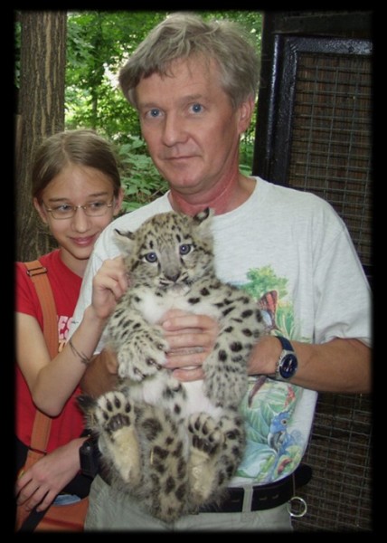 Dr. Gősi Gábor igazgató (1998-2006) Az állatkert második igazgatója, állatorvos. Itthon és külföldön egyaránt kiváló szakemberként ismerték el: elnöke volt a Magyar állatkertek Szövetségének, egyedüliként volt nemzetközi fajmegmentési program (Fehérarcú tamarin EEP) koordinátora hazánkban. Munkássága alatt az állatkert rohamos fejlődésnek indult, korszerűbbek lettek az állattartóhelyek, tovább bővült a gyűjtemény. Hosszan tartó, súlyos betegség után távozott közülünk. Emléktáblája a trópusi ház közelében található.